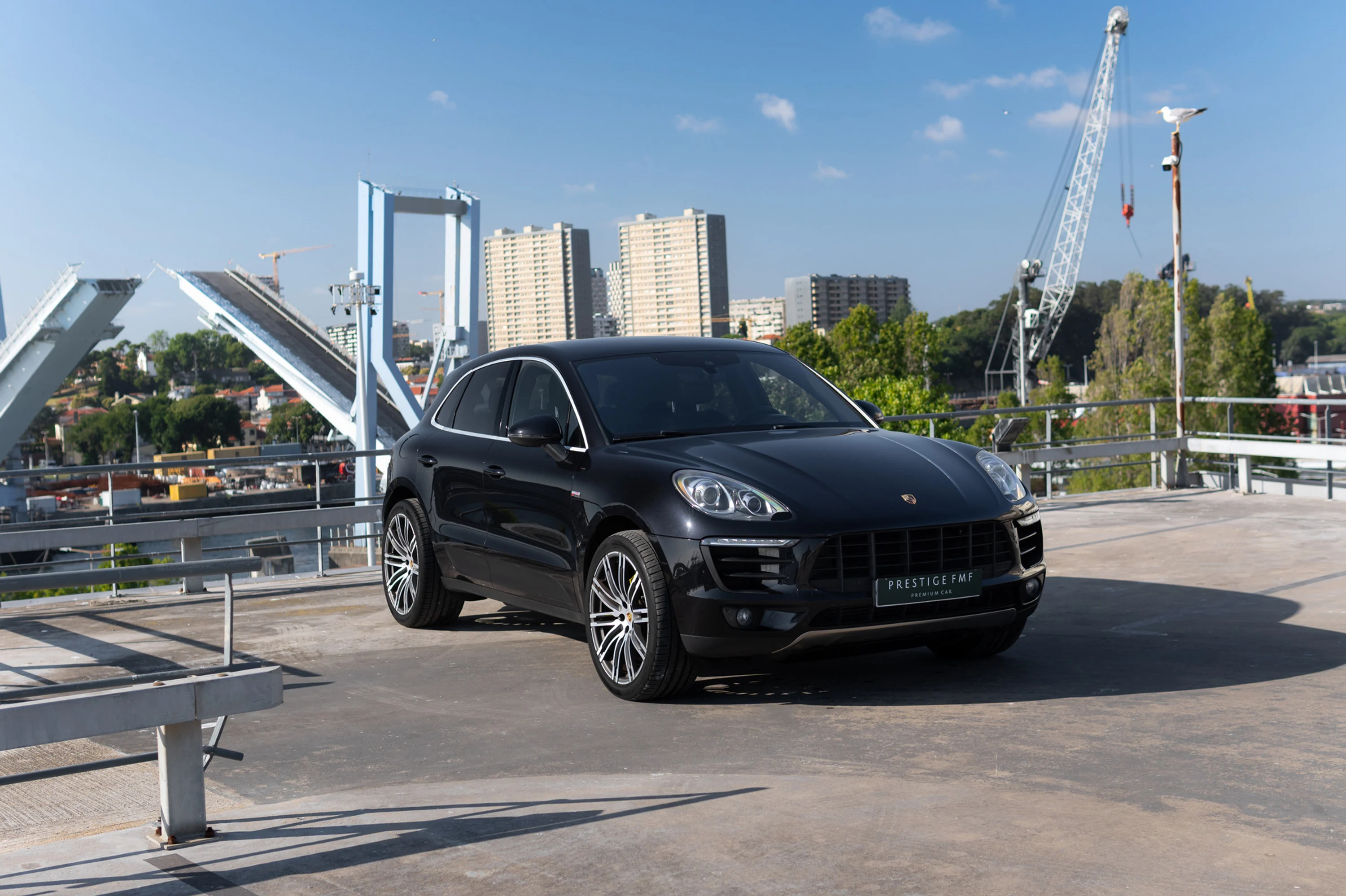 Porsche Macan S preto junto a uma ponte