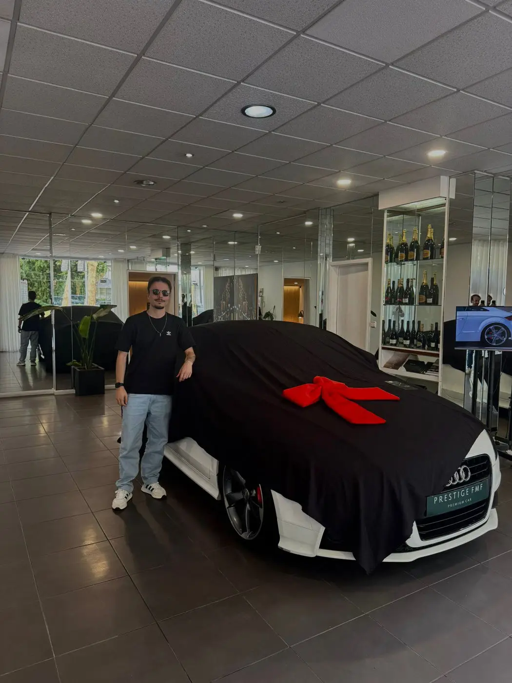 Entrega de viatura a cliente no showroom Prestige FMF, 3