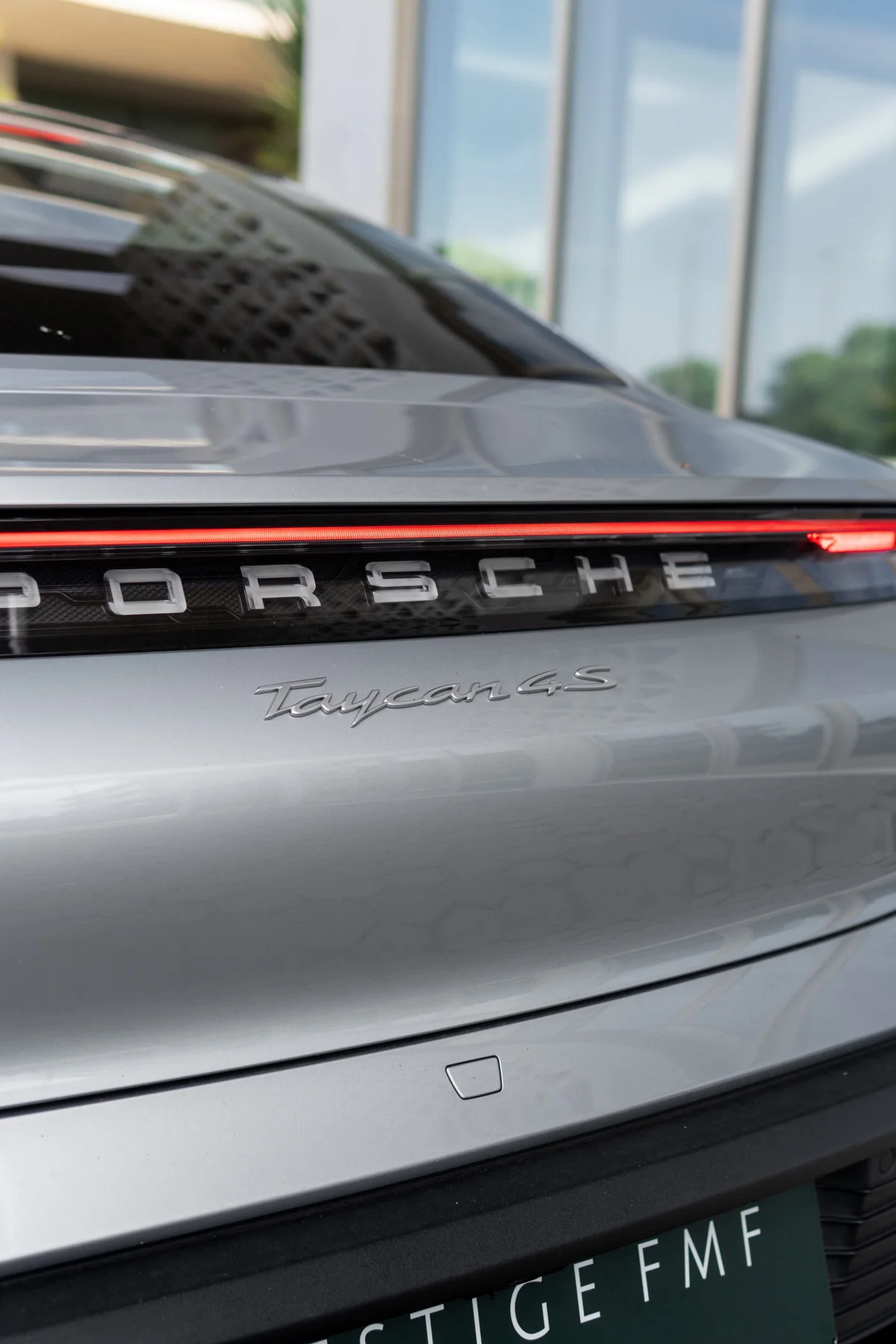 Traseira de um Porsche Taycan 4S prateado