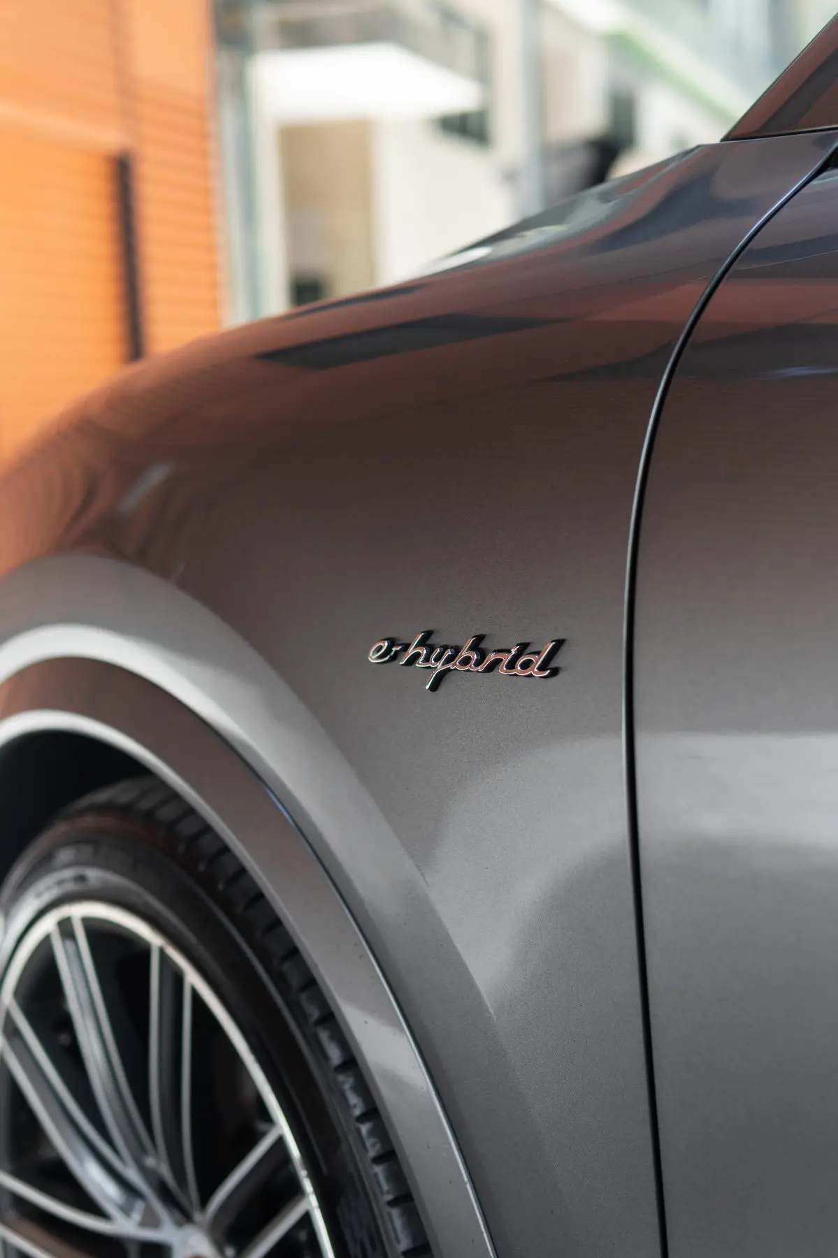 Emblema hybrid de um Porsche Cayenne