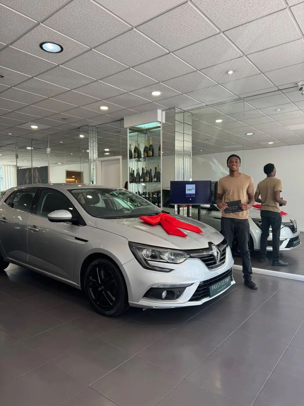 Entrega de viatura a cliente no showroom Prestige FMF, 8