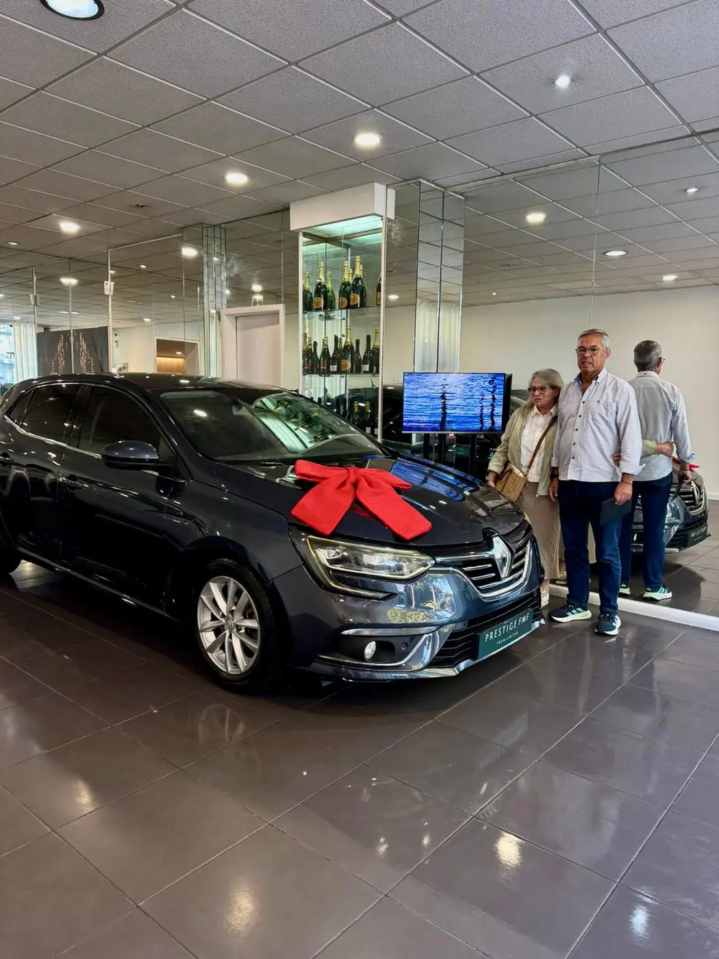 Entrega de viatura a cliente no showroom Prestige FMF, 9